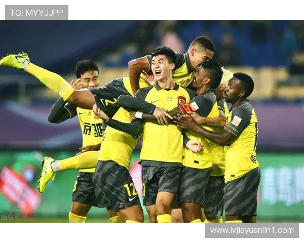 广东恒大与上海申花激战正酣谁将赢得这场中超巅峰对决